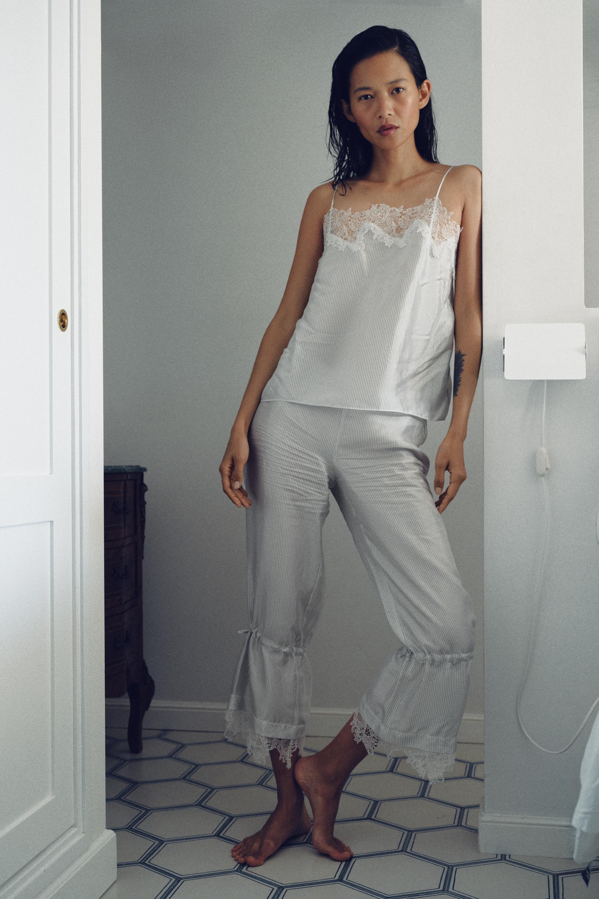 STRIPED LACE CAPRI PANTS
